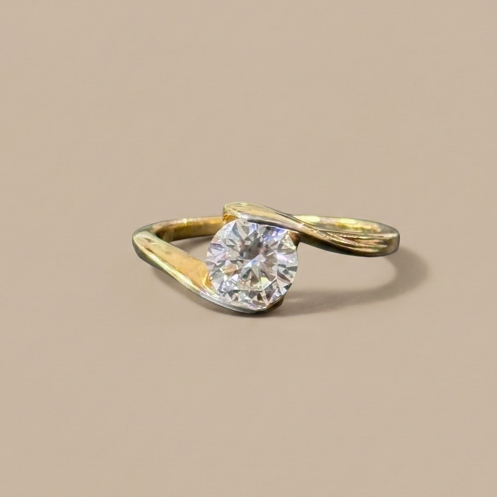 1ct Round unique shank ring