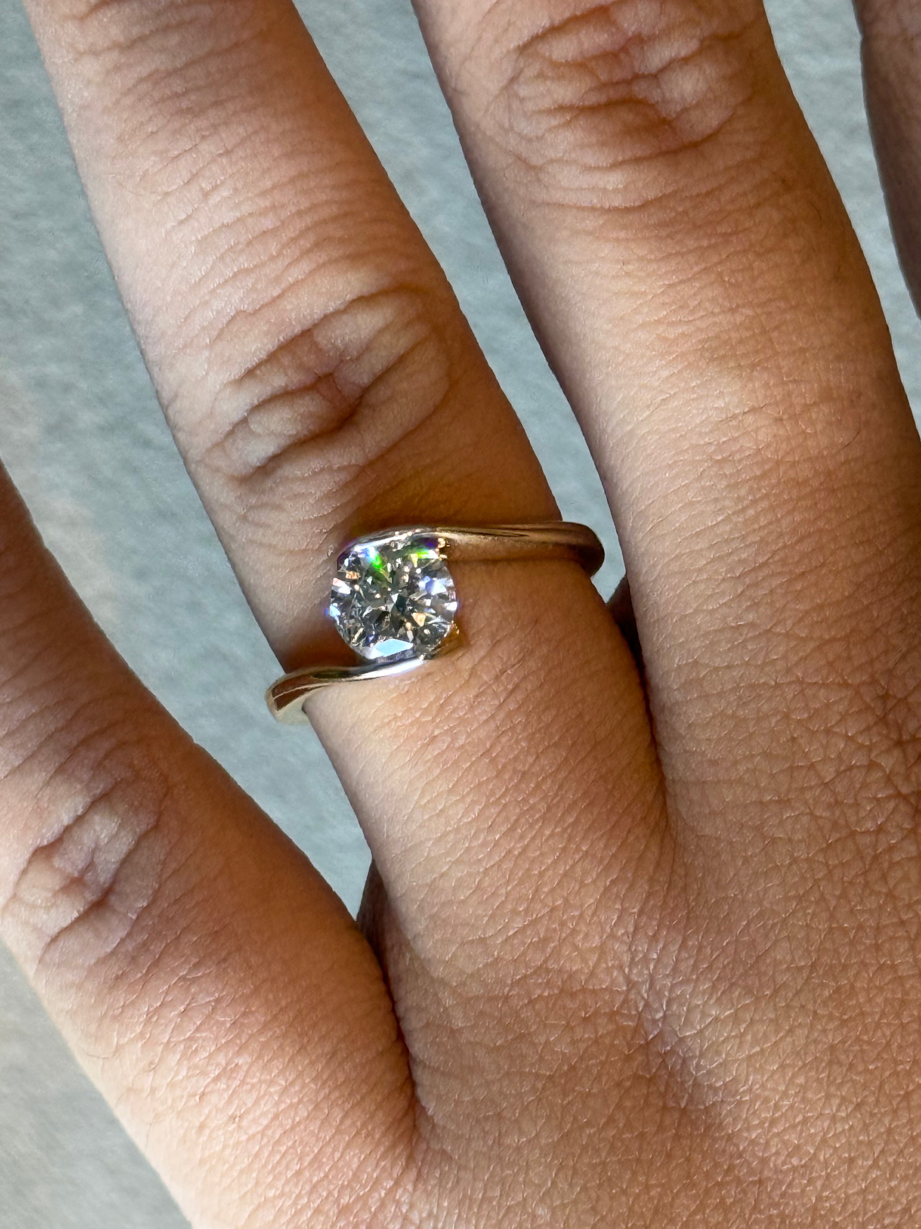 1ct Round unique shank ring