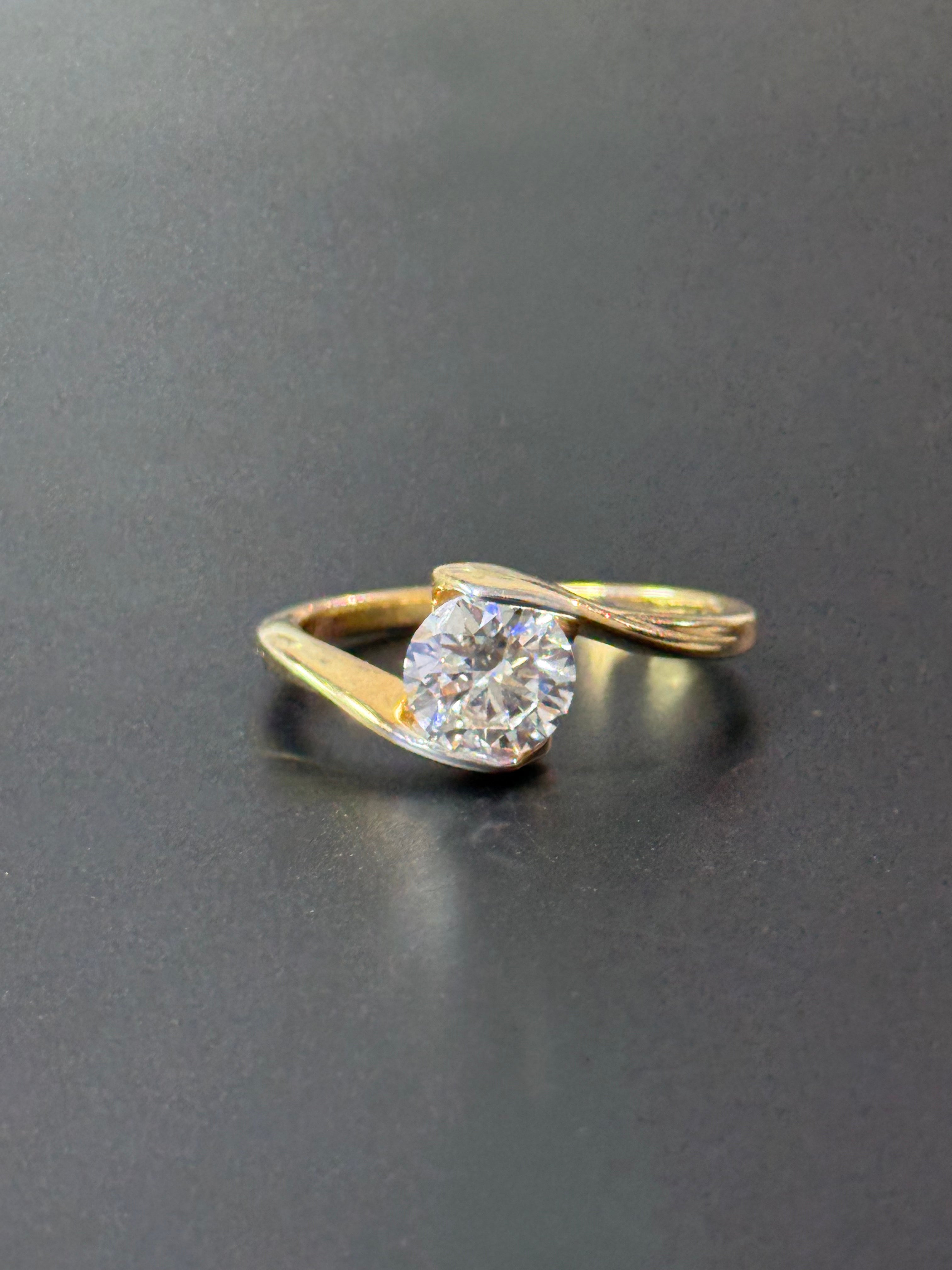 1ct Round unique shank ring