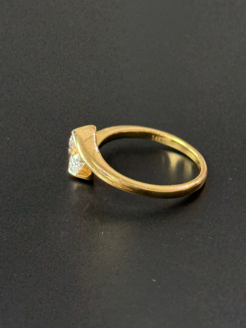 1ct Round unique shank ring