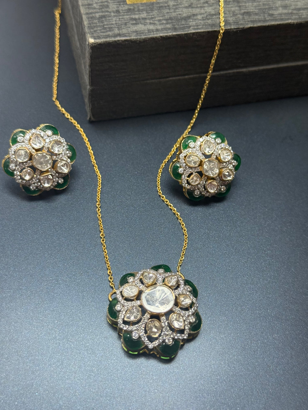 Green stone pendant with earrings