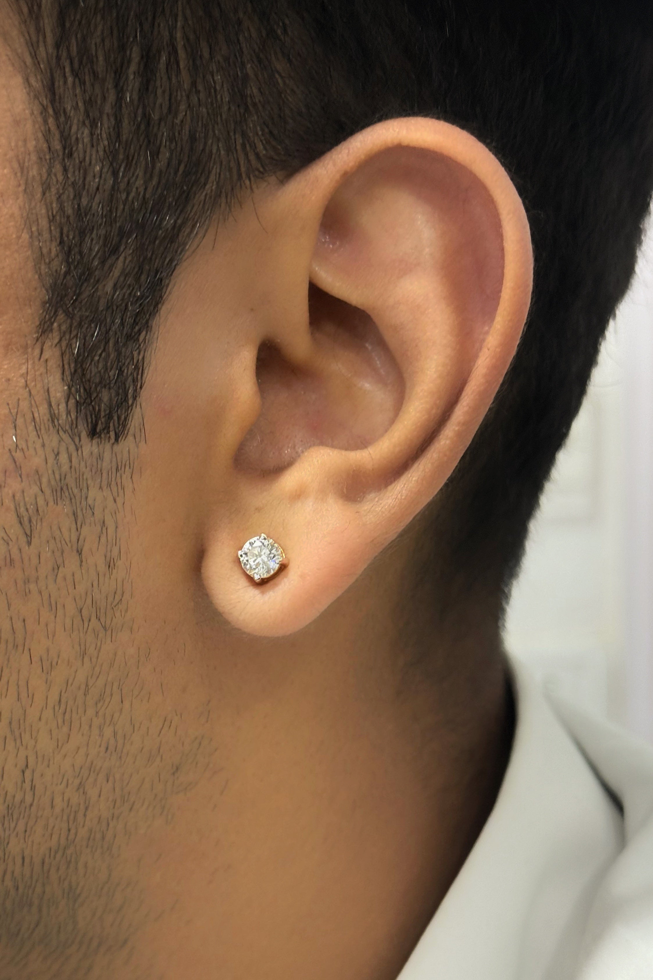 0.10 Classic Round Solitaire Stud For men