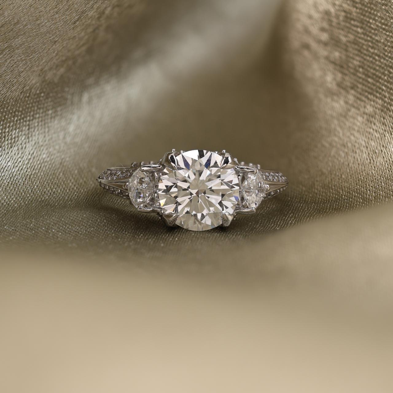 Round cut diamond Engagement Ring