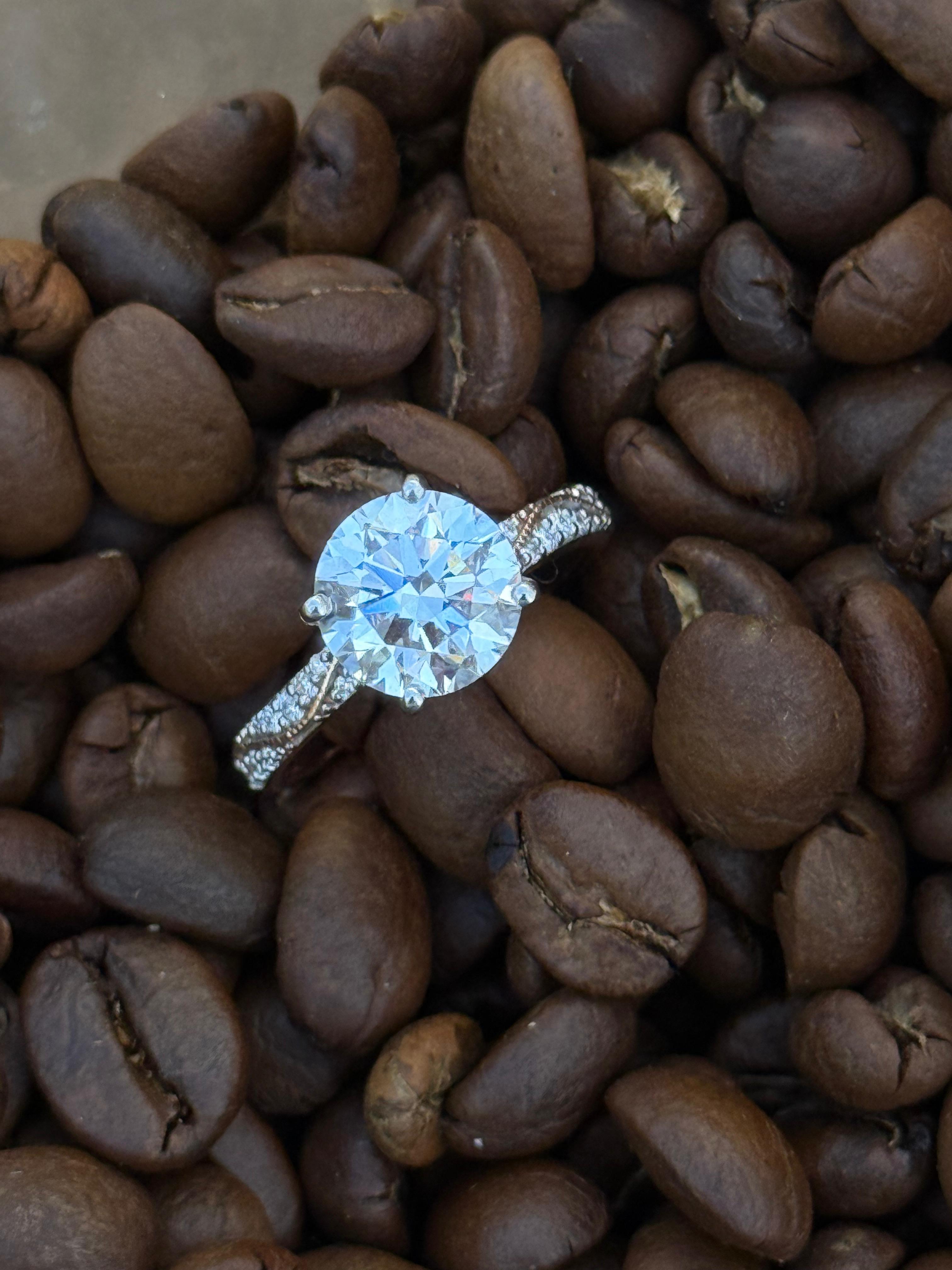 Round criss cross Ring