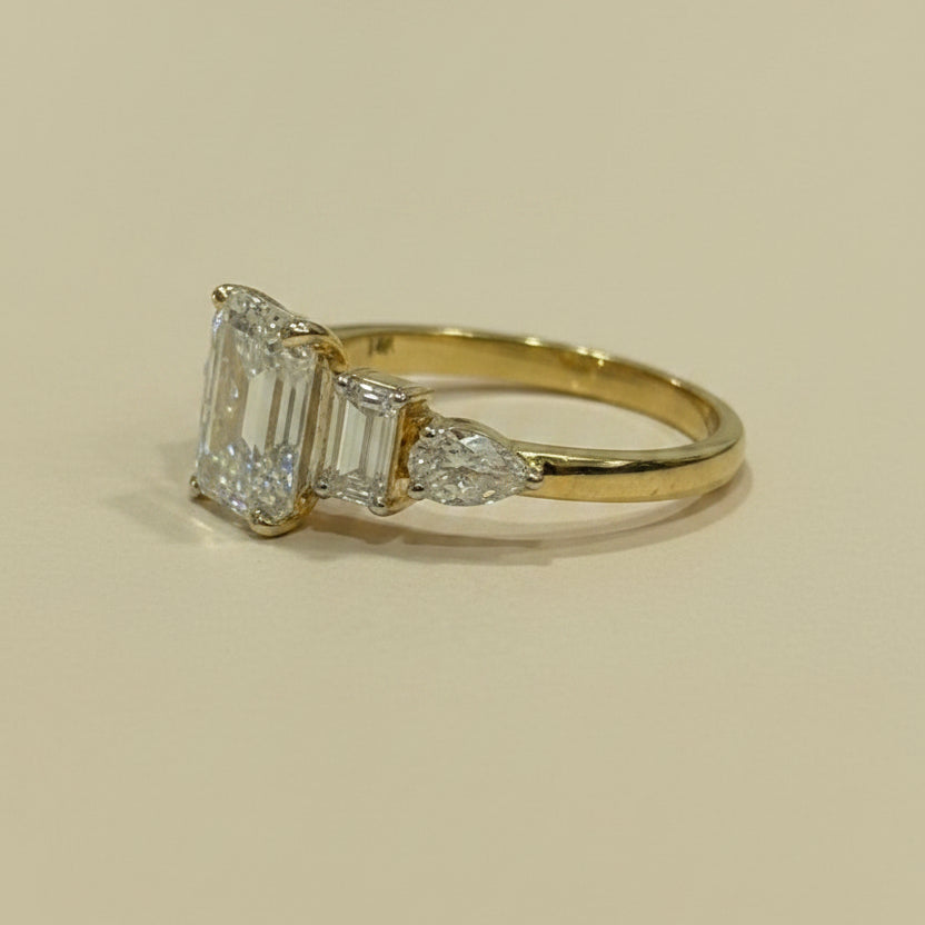 Emerald women ring