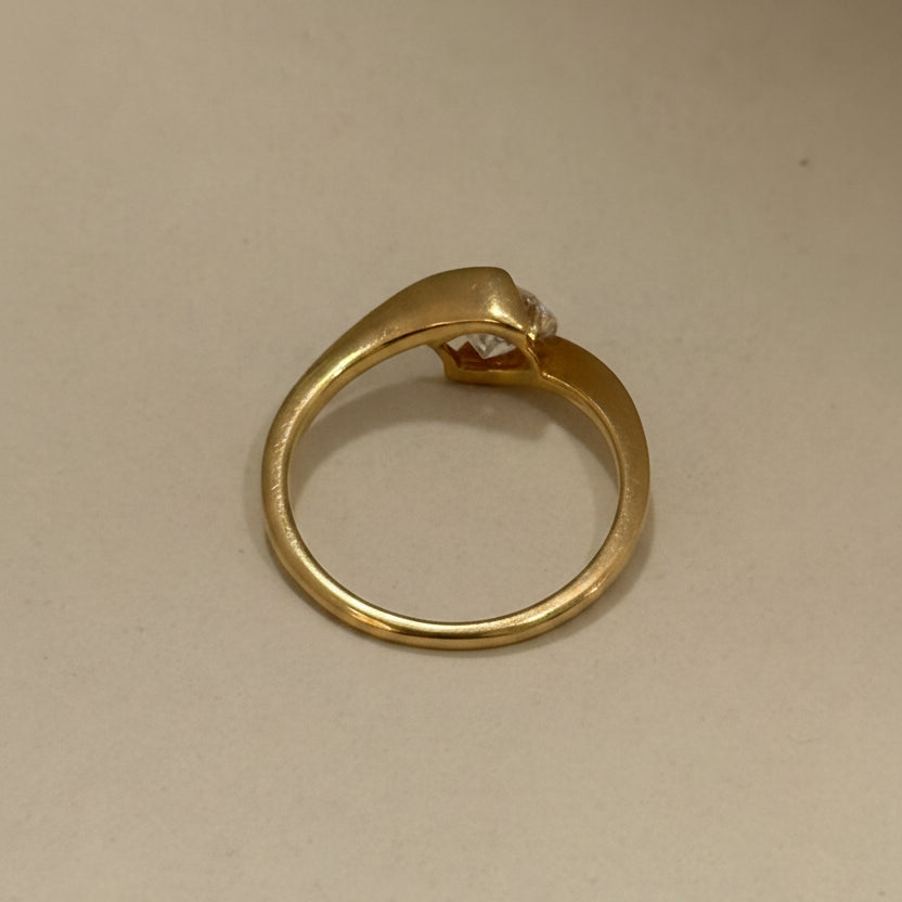 1ct Round unique shank ring