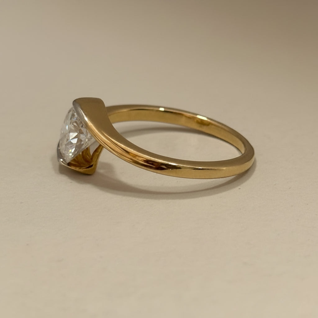 1ct Round unique shank ring